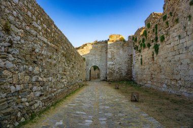 Methoni Kalesi 'nin arkeolojik alanının içinde. 13. yüzyılın başlarında Venedikliler tarafından inşa edilen yapı, Akdeniz, Avrupa 'daki en büyük ve en büyük yapıdır..