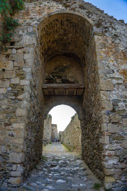 Methoni Kalesi 'nin arkeolojik alanının içinde. 13. yüzyılın başlarında Venedikliler tarafından inşa edilen yapı, Akdeniz, Avrupa 'daki en büyük ve en büyük yapıdır..