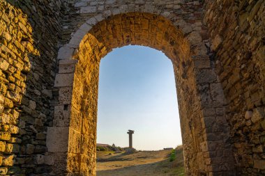 Methoni Kalesi 'nin arkeolojik alanının içinde. 13. yüzyılın başlarında Venedikliler tarafından inşa edilen yapı, Akdeniz, Avrupa 'daki en büyük ve en büyük yapıdır..