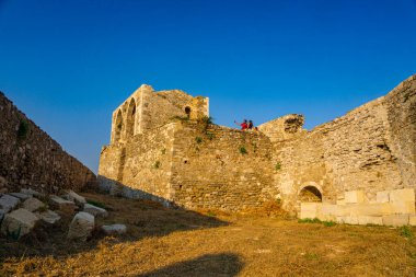 Methoni Kalesi 'nin arkeolojik alanının içinde. 13. yüzyılın başlarında Venedikliler tarafından inşa edilen yapı, Akdeniz, Avrupa 'daki en büyük ve en büyük yapıdır..