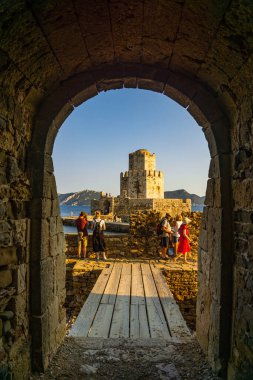 Standın tek başına yapısının ikonik görüntüsü, Methoni kalesinin Bourtzi 'si. 13. yüzyılın başlarında Venedikliler tarafından inşa edilen yapı, Akdeniz, Avrupa 'daki en büyük ve en büyük yapıdır.