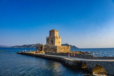 Standın tek başına yapısının ikonik görüntüsü, Methoni kalesinin Bourtzi 'si. 13. yüzyılın başlarında Venedikliler tarafından inşa edilen yapı, Akdeniz, Avrupa 'daki en büyük ve en büyük yapıdır.