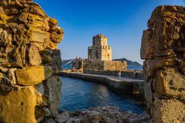 Standın tek başına yapısının ikonik görüntüsü, Methoni kalesinin Bourtzi 'si. 13. yüzyılın başlarında Venedikliler tarafından inşa edilen yapı, Akdeniz, Avrupa 'daki en büyük ve en büyük yapıdır.