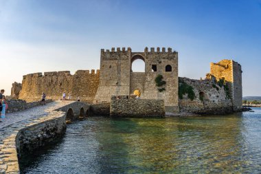 Methoni Kalesi 'nin arkeolojik alanının içinde. 13. yüzyılın başlarında Venedikliler tarafından inşa edilen yapı, Akdeniz, Avrupa 'daki en büyük ve en büyük yapıdır..