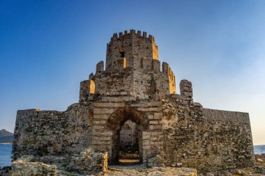 Standın tek başına yapısının ikonik görüntüsü, Methoni kalesinin Bourtzi 'si. 13. yüzyılın başlarında Venedikliler tarafından inşa edilen yapı, Akdeniz, Avrupa 'daki en büyük ve en büyük yapıdır.