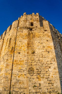 Standın tek başına yapısının ikonik görüntüsü, Methoni kalesinin Bourtzi 'si. 13. yüzyılın başlarında Venedikliler tarafından inşa edilen yapı, Akdeniz, Avrupa 'daki en büyük ve en büyük yapıdır.