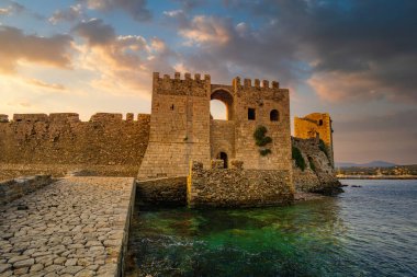 Methoni Kalesi 'nin arkeolojik alanının içinde. 13. yüzyılın başlarında Venedikliler tarafından inşa edilen yapı, Akdeniz, Avrupa 'daki en büyük ve en büyük yapıdır..