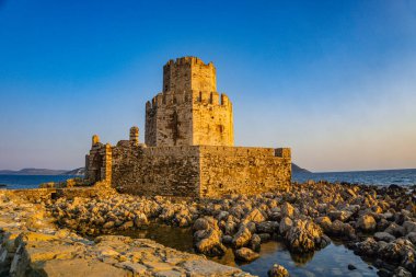 Standın tek başına yapısının ikonik görüntüsü, Methoni kalesinin Bourtzi 'si. 13. yüzyılın başlarında Venedikliler tarafından inşa edilen yapı, Akdeniz, Avrupa 'daki en büyük ve en büyük yapıdır.