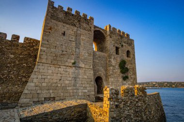Methoni Kalesi 'nin arkeolojik alanının içinde. 13. yüzyılın başlarında Venedikliler tarafından inşa edilen yapı, Akdeniz, Avrupa 'daki en büyük ve en büyük yapıdır..