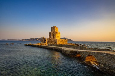 Standın tek başına yapısının ikonik görüntüsü, Methoni kalesinin Bourtzi 'si. 13. yüzyılın başlarında Venedikliler tarafından inşa edilen yapı, Akdeniz, Avrupa 'daki en büyük ve en büyük yapıdır.