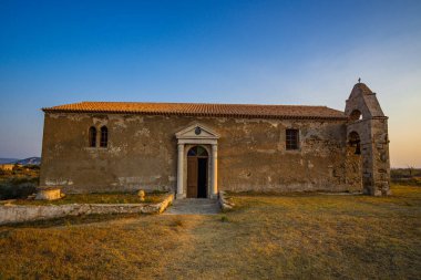 Methoni Kalesi 'nin arkeolojik alanının içinde. 13. yüzyılın başlarında Venedikliler tarafından inşa edilen yapı, Akdeniz, Avrupa 'daki en büyük ve en büyük yapıdır..