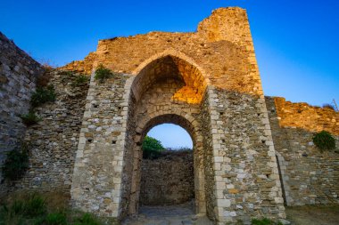 Methoni Kalesi 'nin arkeolojik alanının içinde. 13. yüzyılın başlarında Venedikliler tarafından inşa edilen yapı, Akdeniz, Avrupa 'daki en büyük ve en büyük yapıdır..
