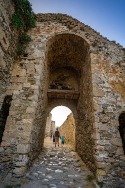 Methoni Kalesi 'nin arkeolojik alanının içinde. 13. yüzyılın başlarında Venedikliler tarafından inşa edilen yapı, Akdeniz, Avrupa 'daki en büyük ve en büyük yapıdır..
