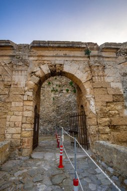 Methoni Kalesi 'nin arkeolojik alanının içinde. 13. yüzyılın başlarında Venedikliler tarafından inşa edilen yapı, Akdeniz, Avrupa 'daki en büyük ve en büyük yapıdır..