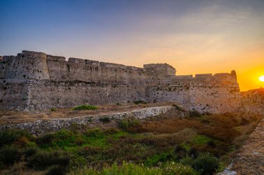 Gün batımında Methoni Kalesi 'nden İyon Denizi' ne doğru ikonik bir manzara. Methoni kalesi Akdeniz, Avrupa 'daki en büyük ve en büyük kaledir.
