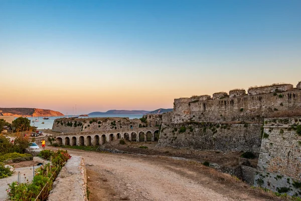 Methoni Kalesi 'nin arkeolojik alanının içinde. 13. yüzyılın başlarında Venedikliler tarafından inşa edilen yapı, Akdeniz, Avrupa 'daki en büyük ve en büyük yapıdır..