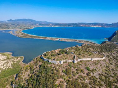 Messenia, Yunanistan ve Avrupa 'daki Voidokilia plajı yakınlarındaki antik Venedik şatosu paleokastro üzerinde havadan panoramik bir manzara