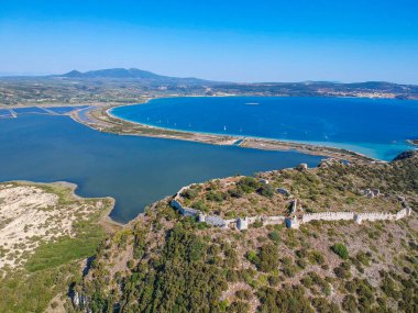 Messenia, Yunanistan ve Avrupa 'daki Voidokilia plajı yakınlarındaki antik Venedik şatosu paleokastro üzerinde havadan panoramik bir manzara