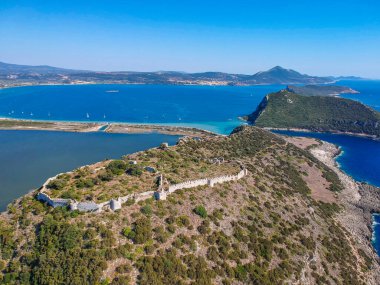 Messenia, Yunanistan ve Avrupa 'daki Voidokilia plajı yakınlarındaki antik Venedik şatosu paleokastro üzerinde havadan panoramik bir manzara
