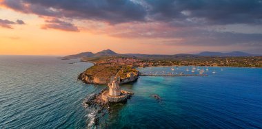 Methoni Kalesi ve müstahkem şehir üzerinde hava manzarası. Yunanistan 'ın Methoni, Messenia, Yunanistan' da yer alan ve Yunanistan 'da ziyaret edilmesi gereken bir yer olan Akdeniz' in en önemli ve en büyük kalelerinden biri..
