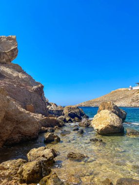 Ios Adası Kiklad, Yunanistan ve Avrupa 'daki Koubara plajı yakınlarındaki güzel kayalık manzarası