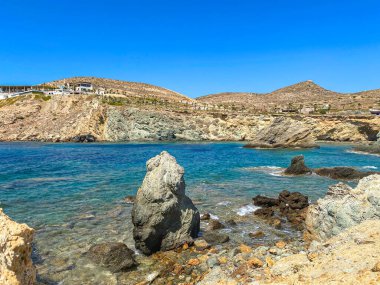 Ios Adası Kiklad, Yunanistan ve Avrupa 'daki Koubara plajı yakınlarındaki güzel kayalık manzarası