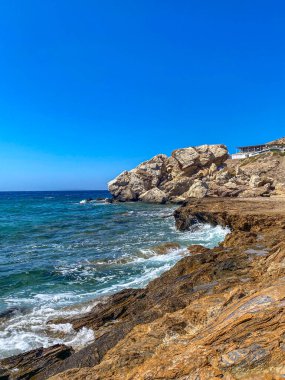 Ios Adası Kiklad, Yunanistan ve Avrupa 'daki Koubara plajı yakınlarındaki güzel kayalık manzarası