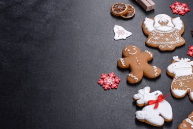 Noel bayramı zencefilli ekmeği evde, karanlık bir masada yapıldı. Yeni yıl ve Noel hazırlıkları