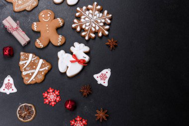 Noel bayramı zencefilli ekmeği evde, karanlık bir masada yapıldı. Yeni yıl ve Noel hazırlıkları