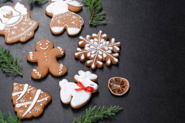 Noel bayramı zencefilli ekmeği evde, karanlık bir masada yapıldı. Yeni yıl ve Noel hazırlıkları