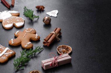 Noel bayramı zencefilli ekmeği evde, karanlık bir masada yapıldı. Yeni yıl ve Noel hazırlıkları