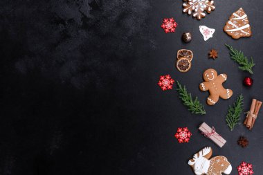 Noel bayramı zencefilli ekmeği evde, karanlık bir masada yapıldı. Yeni yıl ve Noel hazırlıkları