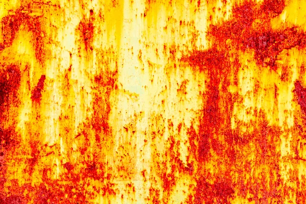 Çatlakları ve çizikleri olan metal bir duvarın dokusu arka plan olarak kullanılabilir.