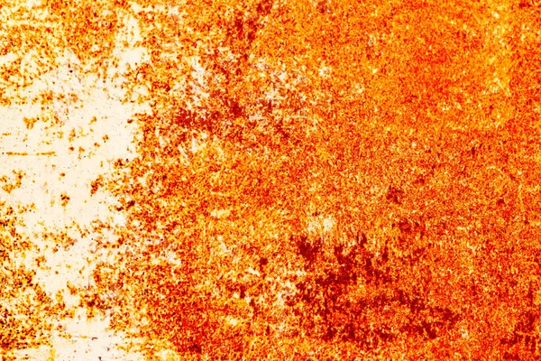 Çatlakları ve çizikleri olan metal bir duvarın dokusu arka plan olarak kullanılabilir.