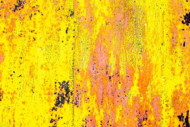 Çatlakları ve çizikleri olan metal bir duvarın dokusu arka plan olarak kullanılabilir.