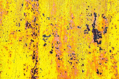 Çatlakları ve çizikleri olan metal bir duvarın dokusu arka plan olarak kullanılabilir.