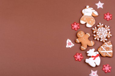 Noel şenlikli zencefilli çörekler evde renklendirilmiş. Yeni yıl ve Noel hazırlıkları