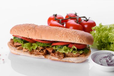 Ekmek, peynir ve etle nefis taze sandviç ızgarası. Sağlıksız yemek, fast food