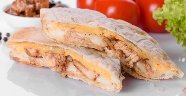 Πεντανόστιμη Ψησταριά Πίτα Τυρί Και Κρέας Ανθυγιεινά Τρόφιμα Fast Food — Φωτογραφία Αρχείου
