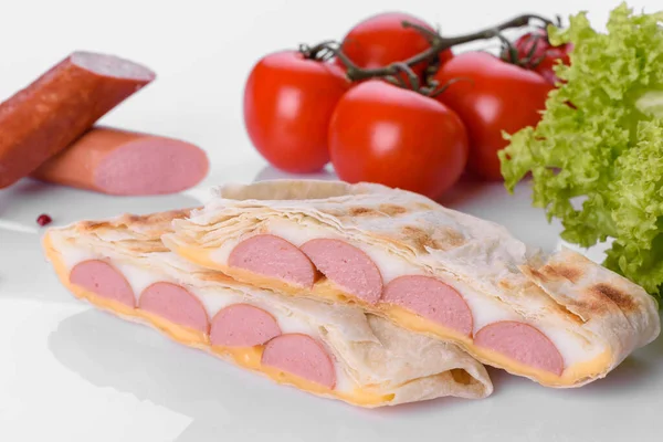 ピタとおいしい新鮮なサンドイッチグリル チーズと肉 不健康食品 ファーストフード — ストック写真