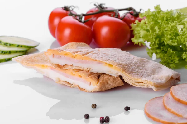 Delicioso Grelhador Sanduíche Fresco Com Pita Queijo Carne Comida Não — Fotografia de Stock