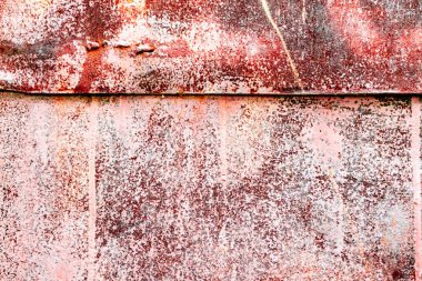 Çatlakları ve çizikleri olan metal bir duvarın dokusu arka plan olarak kullanılabilir.