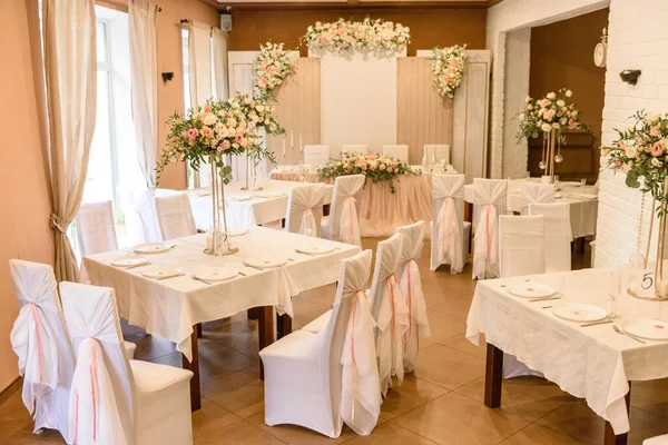 Prachtige Bloemstukken Het Restaurant Voor Huwelijksceremonie Plechtige Ceremonie Van Het — Stockfoto