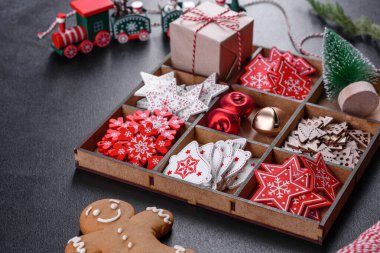 Noel ağaçları ve zencefilli ekmek için Noel süsleri. Noel ve Yeni Yıl için Hazırlık