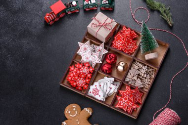 Noel ağaçları ve zencefilli ekmek için Noel süsleri. Noel ve Yeni Yıl için Hazırlık