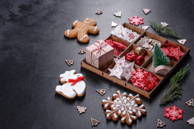 Noel ağaçları ve zencefilli ekmek için Noel süsleri. Noel ve Yeni Yıl için Hazırlık