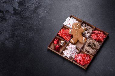 Noel ağaçları ve zencefilli ekmek için Noel süsleri. Noel ve Yeni Yıl için Hazırlık