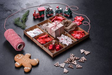 Noel ağaçları ve zencefilli ekmek için Noel süsleri. Noel ve Yeni Yıl için Hazırlık