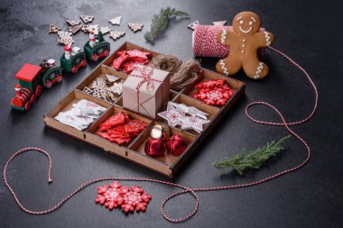 Noel ağaçları ve zencefilli ekmek için Noel süsleri. Noel ve Yeni Yıl için Hazırlık