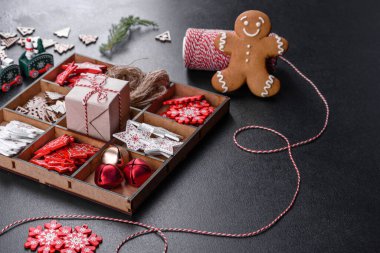 Noel ağaçları ve zencefilli ekmek için Noel süsleri. Noel ve Yeni Yıl için Hazırlık